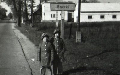 Dzieci przy wjeździe do Raczek. 1979. Dzieci przy wjeździe do Raczek. 1979.
