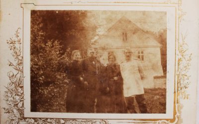 Karcowie oraz generał Larionow z małżonką przy dworku w Dowspudzie. 1898. Karcowie oraz generał Larionow z małżonką przy dworku w Dowspudzie. 1898.