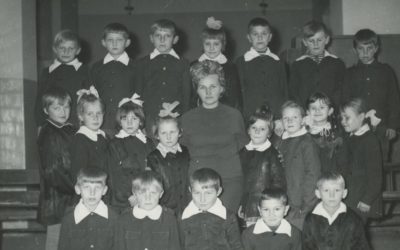 Klasy II B SP w Raczkach oraz Pani Maria Kwiatkowska. 1972. Klasy II B SP w Raczkach oraz Pani Maria Kwiatkowska. 1972.