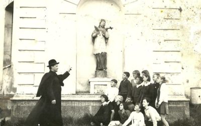 Ksiądz Bolesław Braczko z młodzieżą przy rzeźbie Jana Nepomucena pod kościołem w Raczkach.1969. Ksiądz Bolesław Braczko z młodzieżą przy rzeźbie Jana Nepomucena pod kościołem w Raczkach.1969.