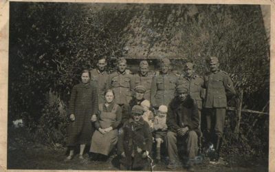 Żołnierze niemieccy oraz rodzina Morusiewiczów z Małych Raczek. 1939. Żołnierze niemieccy oraz rodzina Morusiewiczów z Małych Raczek. 1939.